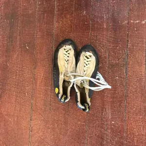 LA SPORTIVA MYTHOS CLIMBING SHOES- 1017